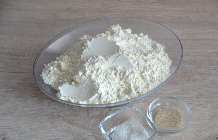 1. Этап. Итальянские крекеры: Смешайте сухие ингредиенты (муку, соль, дрожжи).