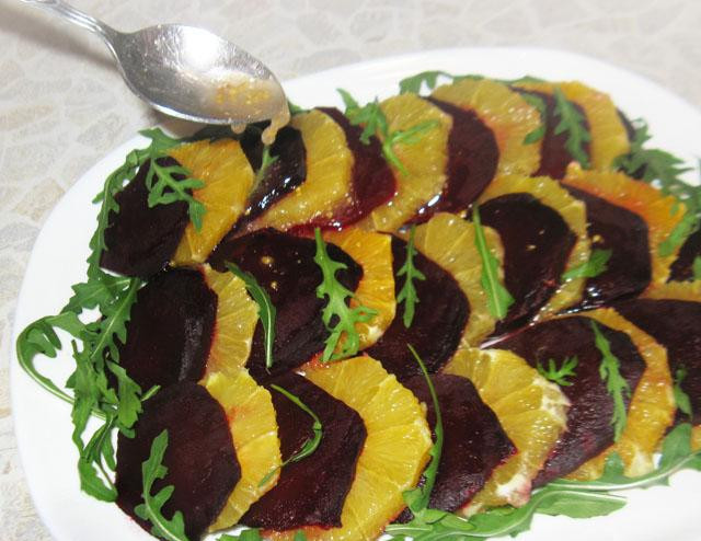 1. Этап. Салат из вареной свеклы: На плоской тарелке выкладывать рядами - свеклу, затем внахлест выложить ряд апельсинов снова ряд свеклы, замет апельсины. Присыпать рукколой, полить подливкой.