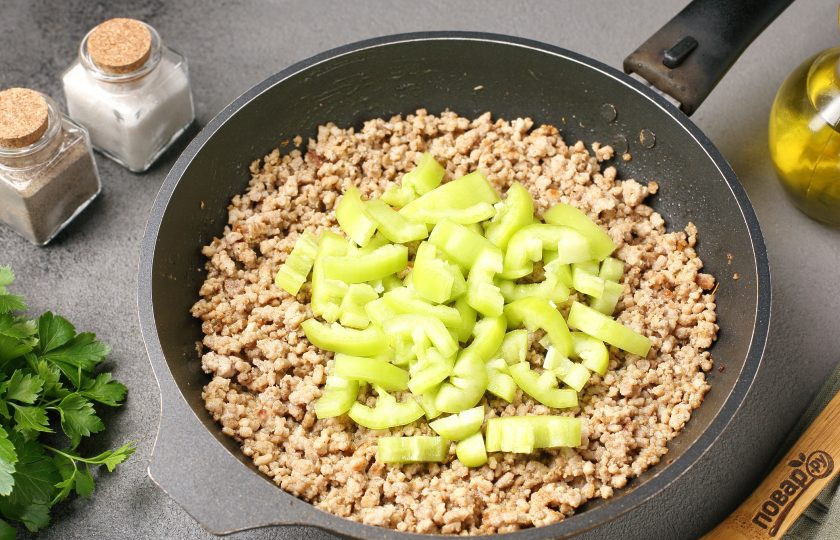 1. Этап. Булгур с фаршем, сладким перцем и сметаной: Затем добавьте нарезанный небольшой соломкой болгарский перец.