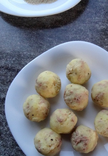 1. Этап. Картофельные шарики с тунцом: Затем скатать некрупные шарики.