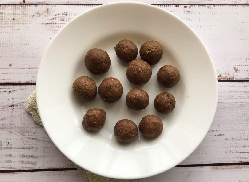 1. Этап. Домашние конфеты за 5 минут: Влажными руками сформируйте шарики.