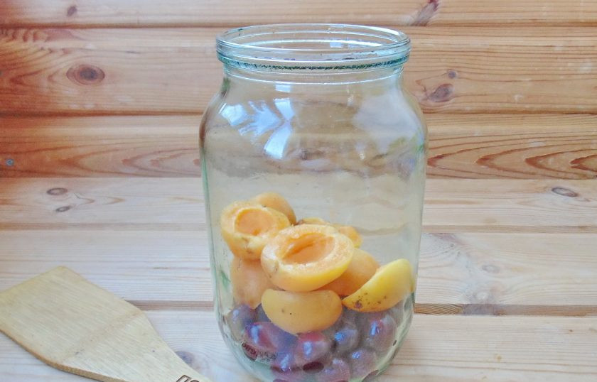 1. Этап. Компот из вишни и абрикосов на зиму: Абрикосы вымойте, разрежьте на половинки, удалите косточки. Добавьте к вишне.