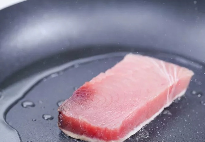 1. Этап. Рыбный салат: 1. Первым делом разогреваю сковороду с добавлением оливкового масла, затем на хорошо разогретую поверхность выкладываю филе тунца. Обжариваю с каждой стороны по 4-5 минут.