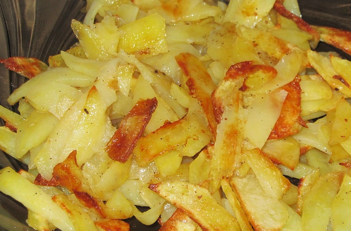 1. Этап. Вкуснейшая жареная картошка: Доводим картофель до готовности, индикатором чего всегда выступает золотистая корочка и непревзойденный аромат, который наполнит всю вашу кухню. Приятного аппетита!