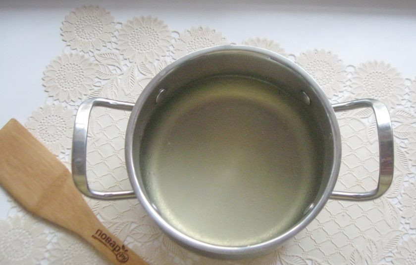 1. Этап. Суп с креветками и лапшой: В кастрюлю налейте куриный бульон.