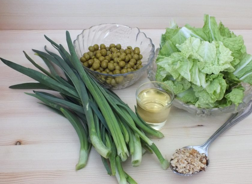 1. Этап. Постный салат с зеленым луком: Подготовьте необходимые ингредиенты. Капусту и лук промойте и просушите. С горошка слейте жидкость.