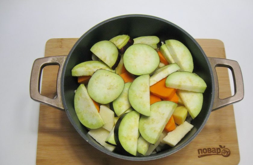 1. Этап. Басма в казане: Баклажан помойте и нарежьте произвольно.