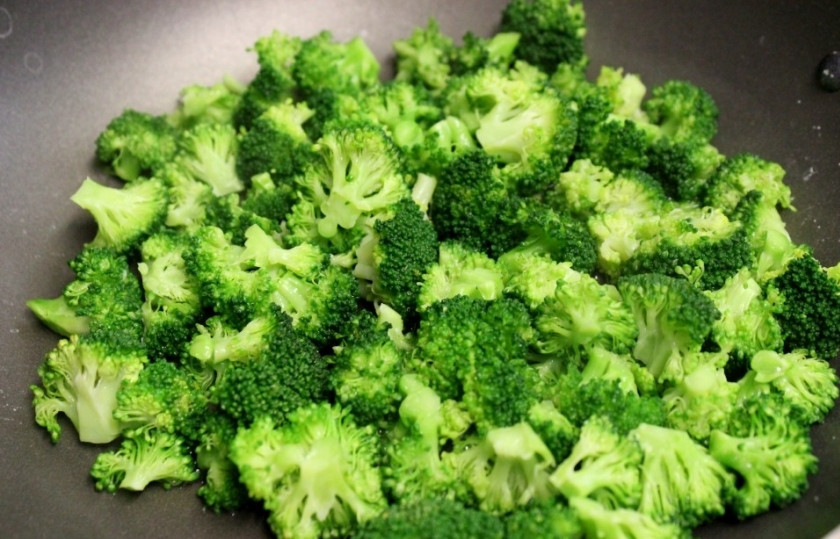 1. Этап. Салат Антипасто: Сварить макароны. Разогреть сковороду и потушить брокколи, влив 1/4 стакана воды. Приправить солью и перцем. Готовые брокколи отложите в сторону.