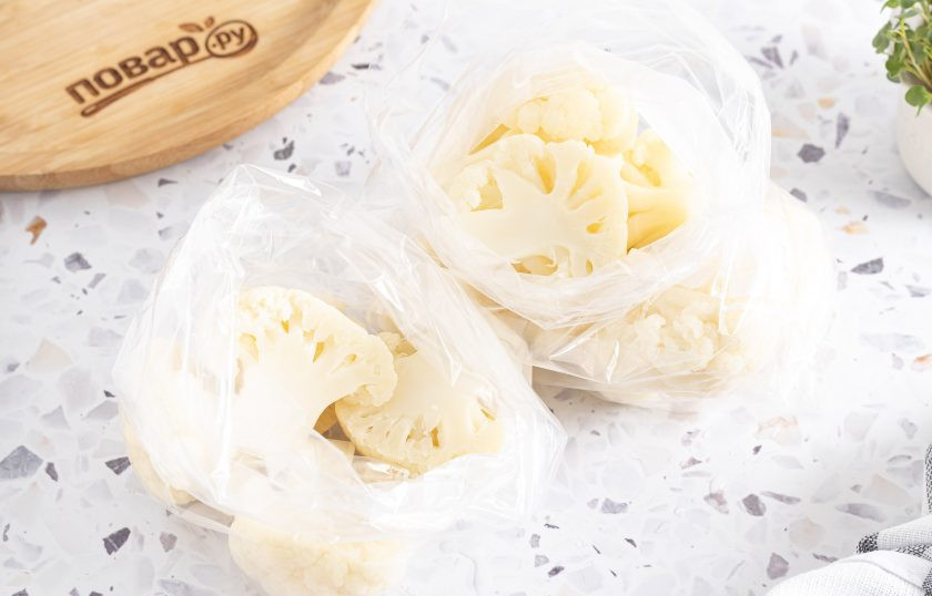 1. Этап. Как заморозить цветную капусту на зиму: Разложите цветную капусту по пакетам для заморозки и уберите в морозилку на хранение.