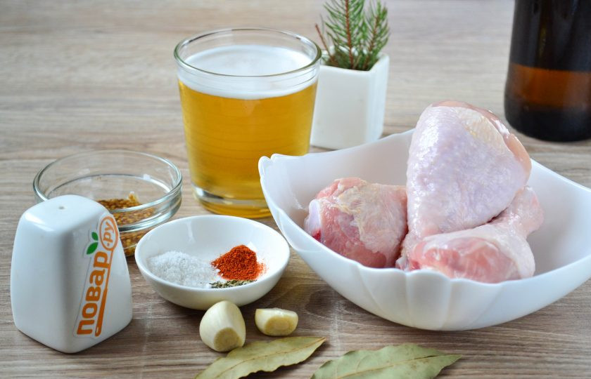 1. Этап. Маринад для курицы из пива: Подготовьте все необходимые ингредиенты. Пиво можно использовать любое, но обратите внимание, что при использовании темного пива будет присутствовать легкая горчинка в готовом блюде.