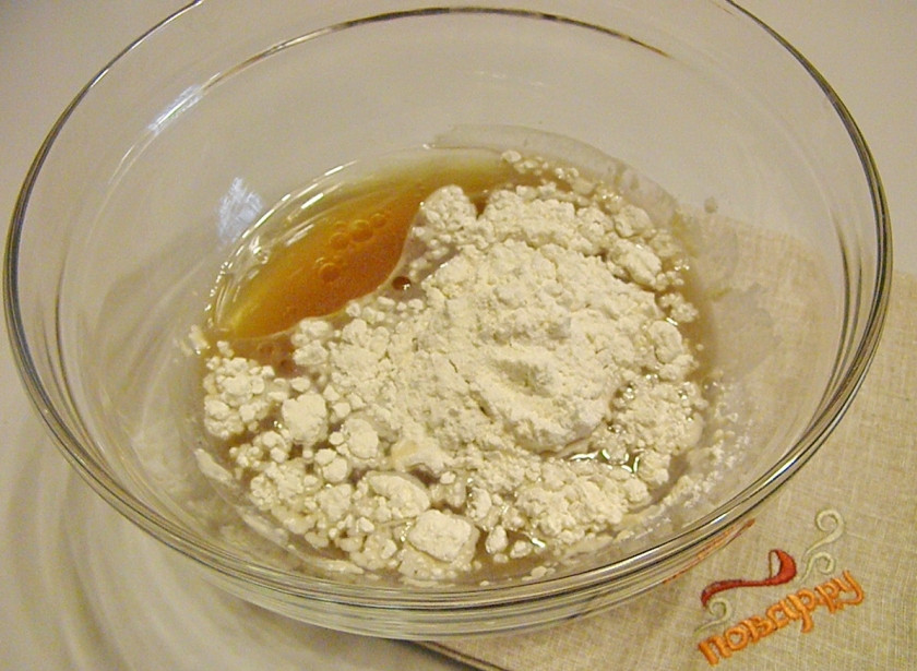 1. Этап. Постные блины: Соедините в глубокой посудине чай с водой, сахаром и растительным маслом. Перемешайте, всыпьте муку с рыхлителем.