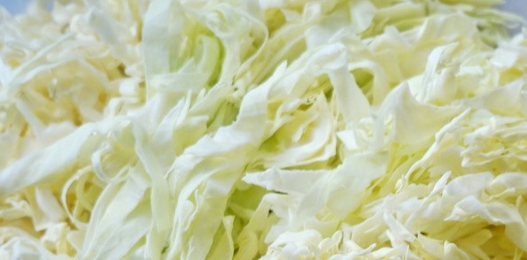 1. Этап. Тушеная капуста в казане со свининой: Возьмите белокочанную капусту, нашинкуйте ее не очень мелко. Если полоски будут очень узкими, то во время приготовления овощ быстро разварится и станет слишком мягким и невкусным.