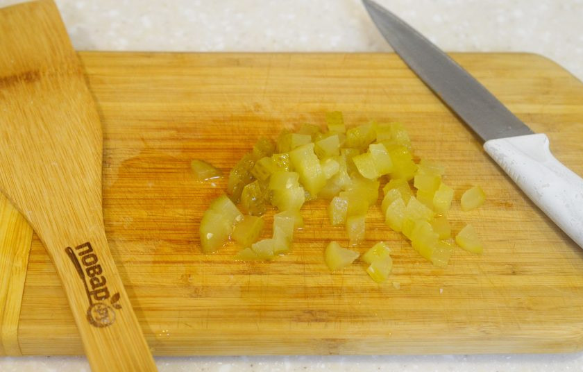 1. Этап. Салат Оранжевый: 4. Затем выложите нарезанный соленый огурец. И немного майонеза.