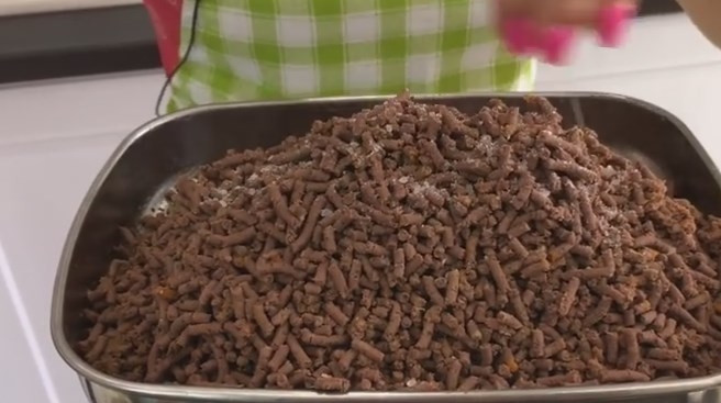 1. Этап. Обалденный домашний печеночный паштет: 7. Печень с овощами дважды пропустите через мясорубку через мелкую решетку. Если нужно, посолите.