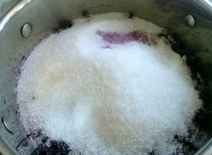 1. Этап. Варенье из черники пятиминутка: Засыпьте все ягоды сахаром.