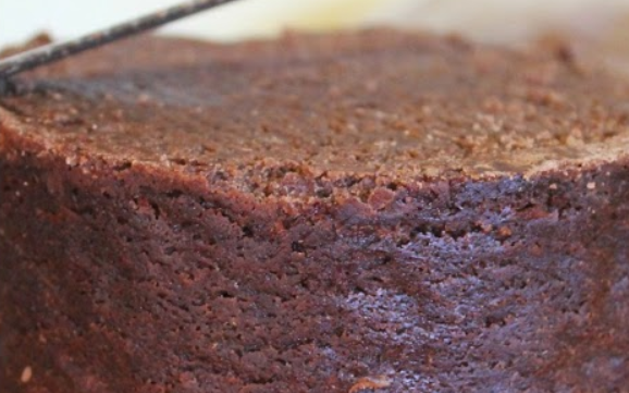 1. Этап. Торт на день рождения мальчику 4 года: Выпекаем или покупаем любые бисквитные коржи (2 - больших и 2 - поменьше). С одного из больших коржей срезаем верхушку.