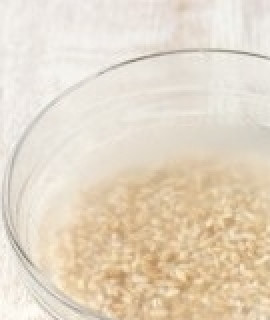 1. Этап. Рассольник из свинины: Перловую крупу промываем в нескольких водах, пока вода не станет прозрачной, затем заливаем холодной водой и отcтавляем в сторону набухать.