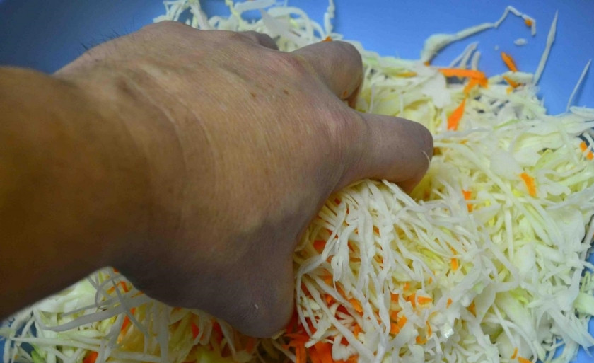 1. Этап. Шаурма в пите: 7. В миску перекладываю измельченную капусту и морковь, солю и перемешиваю, оставляю на пару минут.
