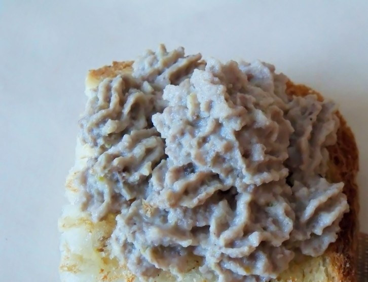 1. Этап. Вкусные бутерброды: Затем намажьте паштетом.