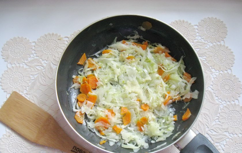 1. Этап. Рис по-сингапурски: Налейте растительное масло, посолите овощи по вкусу. Налейте несколько столовых ложек воды. Накройте сковороду крышкой и тушите овощи до мягкости.