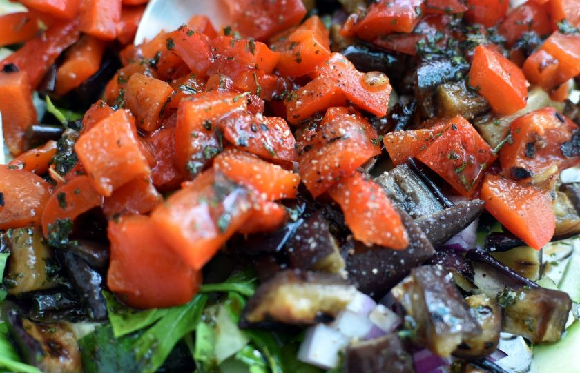 1. Этап. Салат из овощей-гриль со свежим огурцом: Посолите и поперчите салат по вкусу, полейте заправкой и перемешайте.