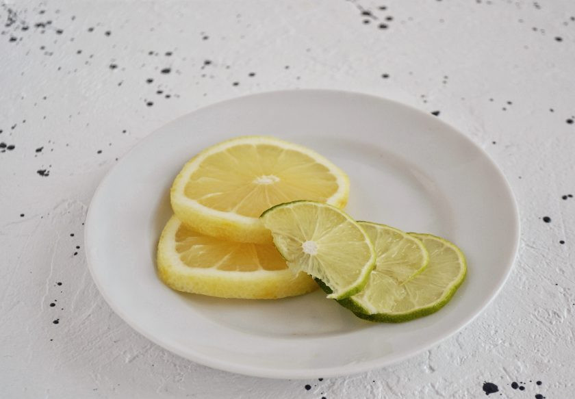 1. Этап. Напиток для похудения: Нарежьте лимон и лайм на кружочки. Добавьте их в напиток.