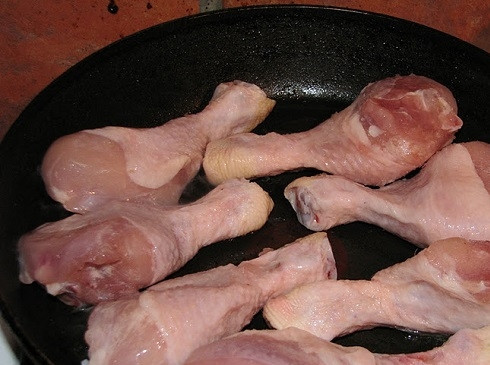 1. Этап. Куриные ножки тушеные в сметане: Куриные ножки тщательно очистим, помоем и обсушим. Затем обжарим на разогретой с растительным маслом сковороде.