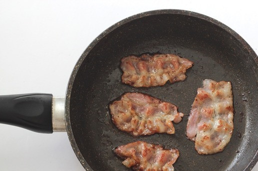 1. Этап. Брускетты с баклажанами и сыром: На сковороде обжарьте полоски бекона до легкой золотистости. Обжаренный бекон переложите на тарелку.