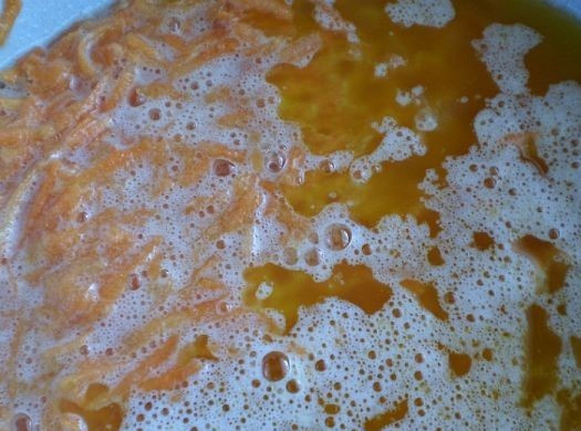 1. Этап. Печенье из моркови: Сливочное масло или маргарин растопим и охладим. Добавим к смеси яиц и моркови, перемешаем.