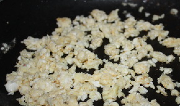 1. Этап. Тяхан с курицей: На этой же сковороде жарим яйца. Посолите и поперчите. Яйца должны обжариться, как на фото.