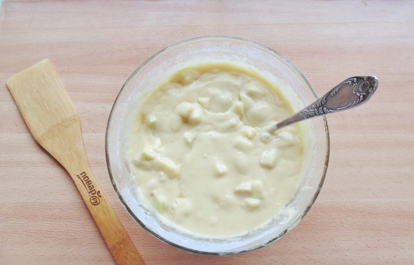 1. Этап. Старомодный яблочный пирог: Перемешайте тесто с яблоками.