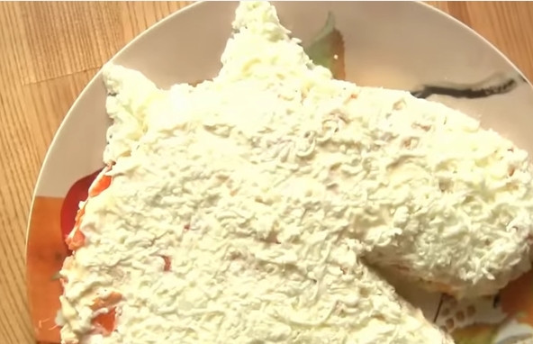 1. Этап. Салат с грибами в форме лошади: 5. Следующим слоем выложите мелко натертый яичный белок.