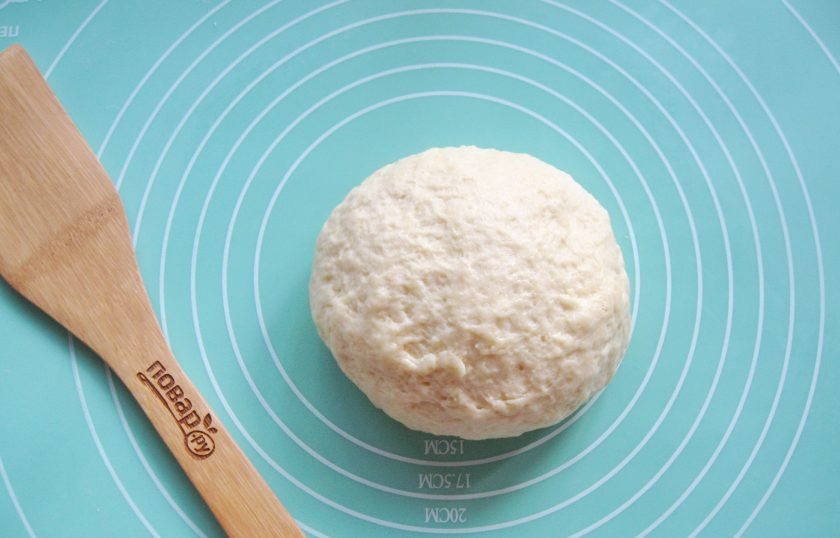 1. Этап. Пирожки Минутка из чудо-теста: Замесите мягкое эластичное тесто.