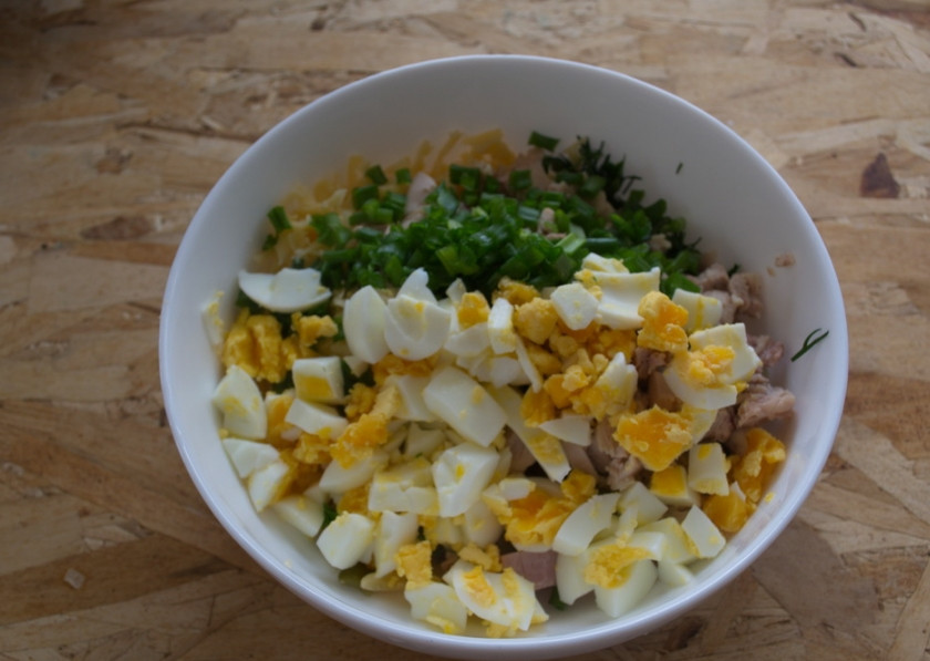 1. Этап. Салат Мужской идеал: Отварные куриные яйца нарезаем и тоже добавляем в салатник.