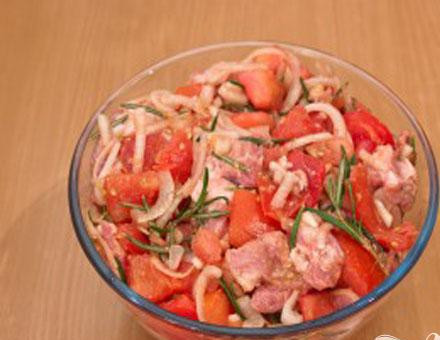 1. Этап. Шашлык из свинины, маринованый в помидорах: 5. Теперь сюда добавляем помидоры и тщательно все перемешиваем. Хорошенько разминаем помидоры и лук. Затем добавим сюда листья розмарина. Снова все хорошо перемешаем. Часов на шесть-восемь убираем мариноваться в прохладное место. Солим и перчим перед приготовлением.