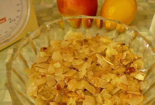 1. Этап. Салат с маринованными шампиньонами: Обжаренный лук станет третьим слоем салата. Выложите его сверху на грибы.