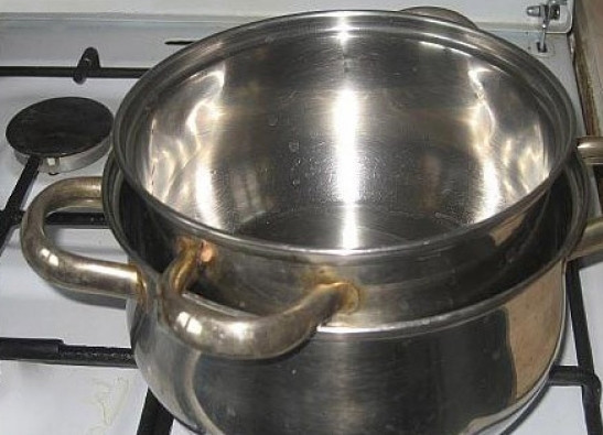 1. Этап. Брага из кукурузы: Нагрейте воду до 5 градусов с помощью водяной бани (большую кастрюлю заполните водой на две трети, а в малую налейте 6 литров).