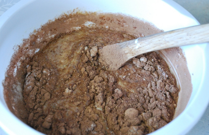 1. Этап. Тортик на кефире: 2. Вливаем кефирную смесь, и добавляем постепенно все остальные ингредиенты. Перемешаем, чтоб не осталось комочков.