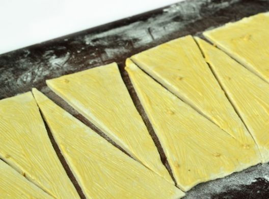 1. Этап. Круассаны с сыром и ветчиной: Слегка смазываем треугольники теста горчицей. Можно брать как дижонскую, так и обычную горчицу.