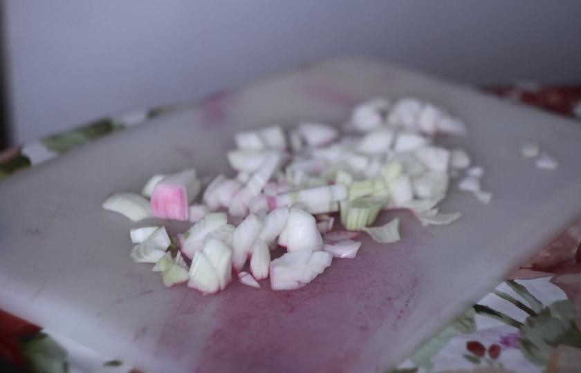 1. Этап. Борщ на бобах: Нарезать кубиками лук.