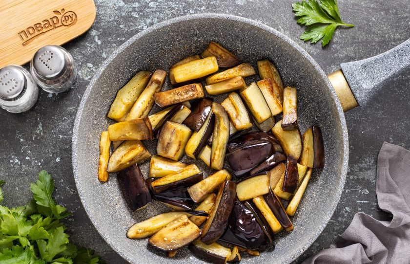 1. Этап. Баклажаны по-сычуаньски: Обжарьте баклажан до румяного цвета и мягкости. После отложите баклажан в тарелку, посолите и поперчите.