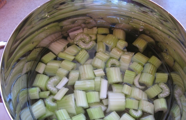 1. Этап. Суп с морепродуктами: Сельдерей залейте в кастрюле 2 литрами воды. Доведите её до кипения, а потом варите в течение 35 минут на небольшом огне.