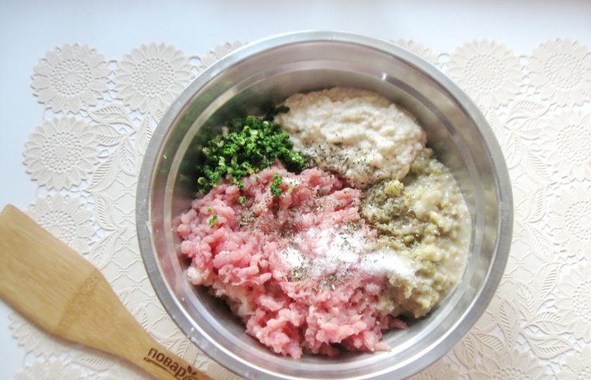 1. Этап. Мясные котлеты с баклажанами: Фарш посолите и поперчите по вкусу.