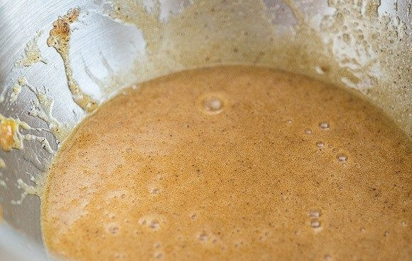 1. Этап. Тыквенные пончики: 3. Потом в отдельную посуду влейте масло, разбейте яйца и всыпьте сахар. Всё перемешайте.