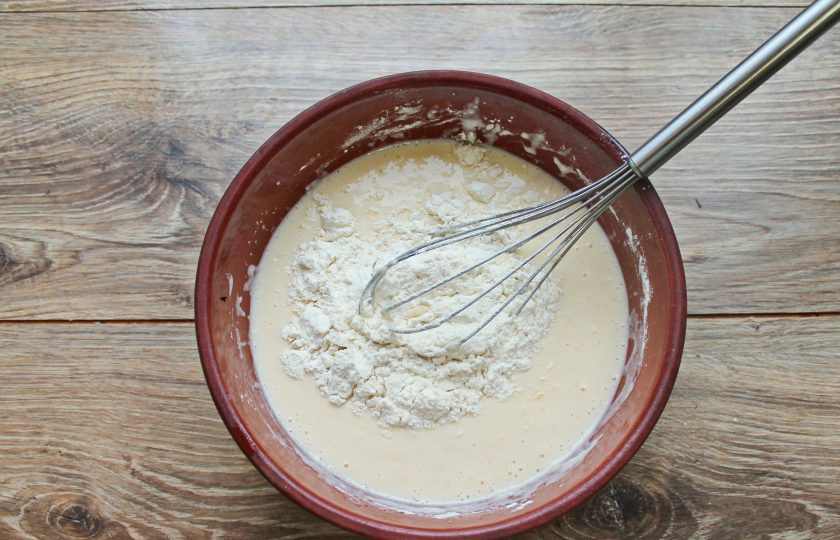 1. Этап. Блинчики с вишней и маскарпоне: Муку соедините с содой и просейте в миску с кефиром и яйцами.