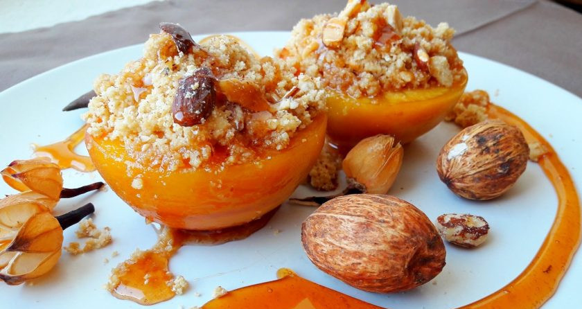 1. Этап. Вкусный десерт из персиков: 5. Выложите персики на блюдо с расчетом две половинки на одну порцию. Выложите на персики начинку с помощью ложечки. Украсьте с помощью миндаля и соуса. Приятного аппетита!