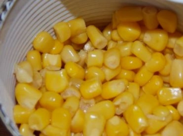 1. Этап. Суп из консервированной кукурузы: Кукурузу можно добавить к картофелю с жидкостью.