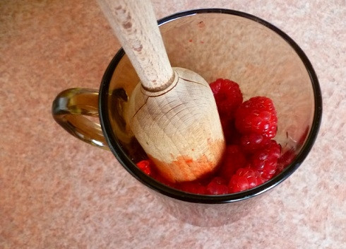 1. Этап. Манная каша с малиной: Оставим треть ягод для украшения каши, а остальные измельчим с сахаром. Если вам не нравятся косточки, перетрите получившееся пюре через дуршлаг.