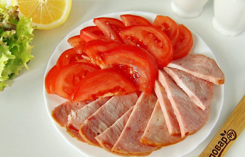 1. Этап. Ролл с сыром и ветчиной: Ветчину и помидоры нарежьте тонкими кружочками, затем каждый кружок еще на две части.