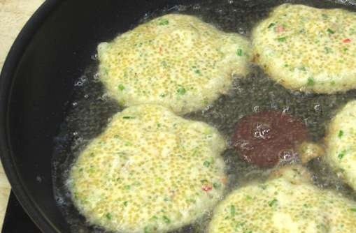 1. Этап. Оладьи из щучьей икры: Разогрейте масло на сковороде. Жарьте оладьи, выкладывая по 1 ст. ложки на каждую штуку.